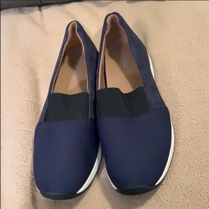 Vionic navy sneakers